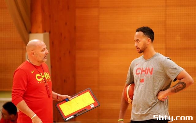 中国男篮后卫表现令人失望,李凯尔指出问题所在,7人或因此离队