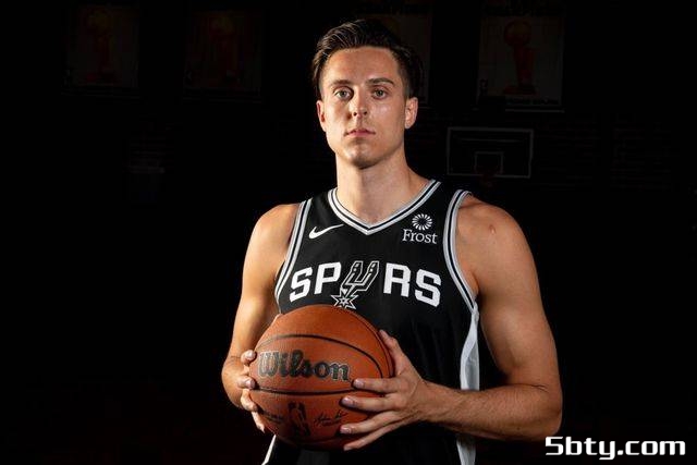 NBA一夜签裁汇总:鹈鹕认领外卖哥 奇才4年5500万续约阿夫迪亚