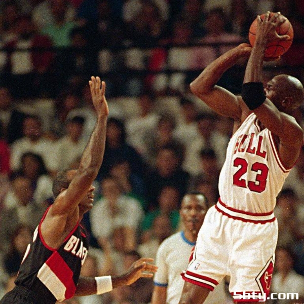 奥尼尔:乔丹在现在的NBA打球能砍下100分,场均45分夺8个总冠军