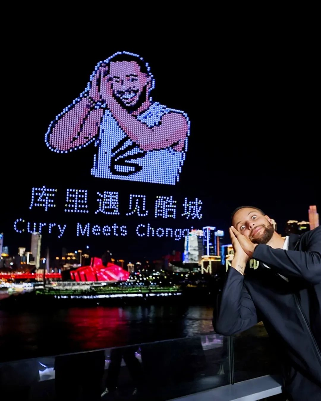 柯瑞与无人机灯光秀合影。截图自柯瑞IG