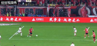 罗慕洛禁区前的内切打门踢到周定洋后折射被门将扑出