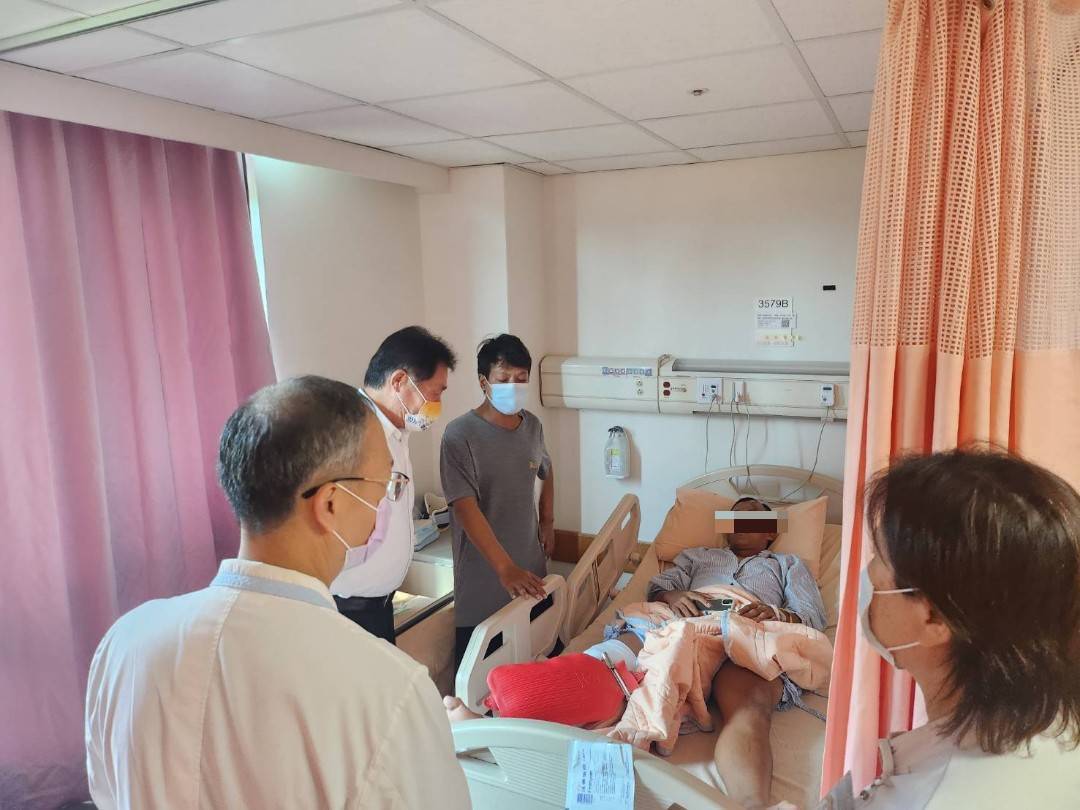 嘉义县番路乡的民和国中棒球队15日移地训练返回嘉义途中发生车祸，教练与学生共8人严重受伤送医，台南市体育局长陈良乾代表市长黄伟哲慰问。图／南市体育局提供