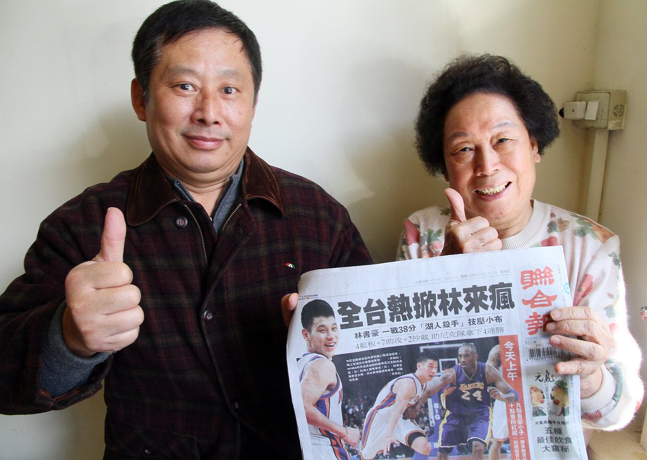 哈佛小子林书豪刷新NBA纪录，全台热掀「林来疯」。林书豪的阿嬷（右起）与大伯要林书豪继续加油，为台湾人争光。记者廖国隆／摄影