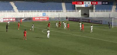 刘诚宇甩头攻门击中门柱弹出