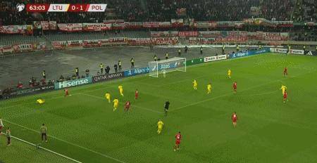 莱万多夫斯基头球破门,波兰2-0立陶宛